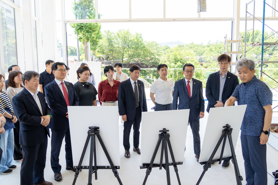 지난 11일 복지문화위원회 위원들이 관계자로부터 양재천 수변문화쉼터 조성사업 운영 현황을 청취하고 있다.