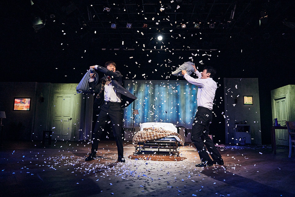 베개싸움을 하는 조이(이석준)와 제이크(이석준). 사진제공=(주)연극열전