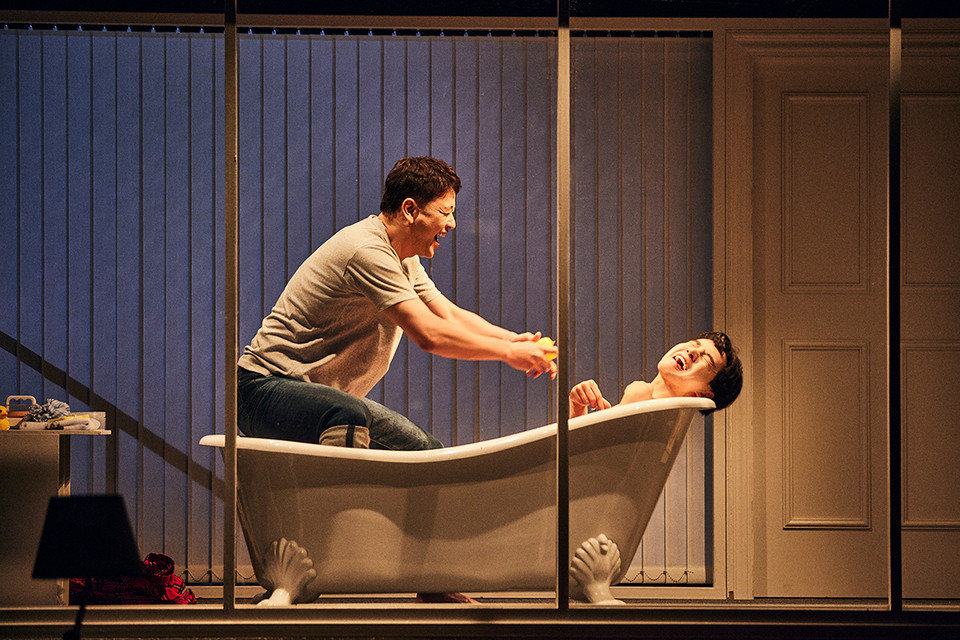 아들 조이(김시유)를 목욕시키는 아버지 제이크(배수빈). 사진제공-(주)연극열전