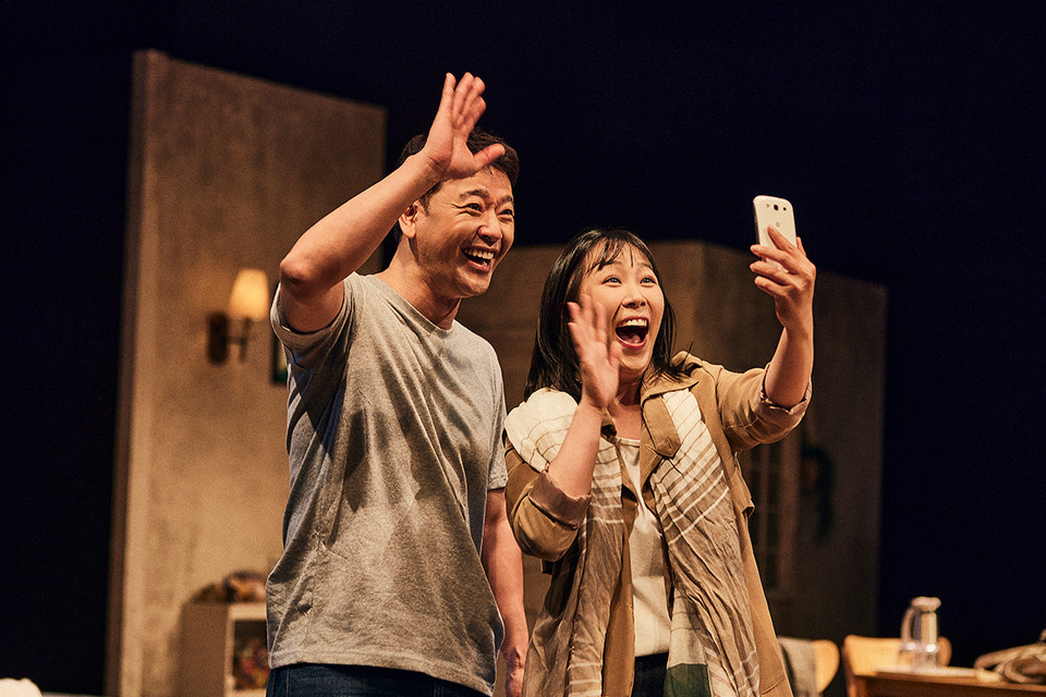 선물한 태블릿 피씨로 조이와 영상통화를 하는 제이크(배수빈)와 트와일라(김지혜). 사진제공=연극열전