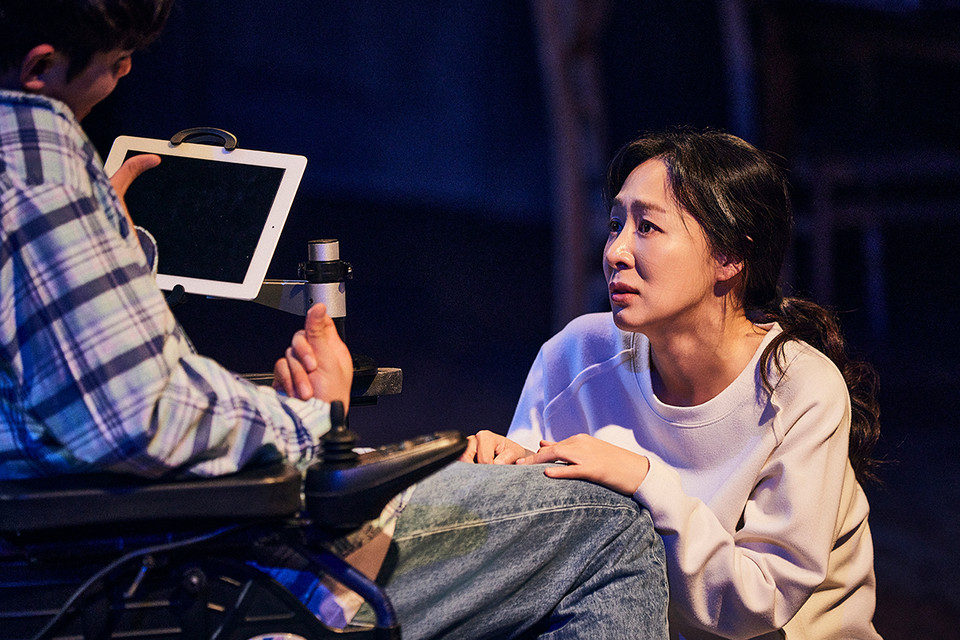 조이를 걱정하는 트와일라(이진희). 사진제공=(주)연극열전