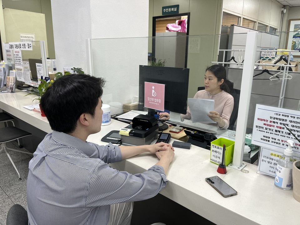 임산부 직원 배려 표지를 부착한 논현2동 민원창구