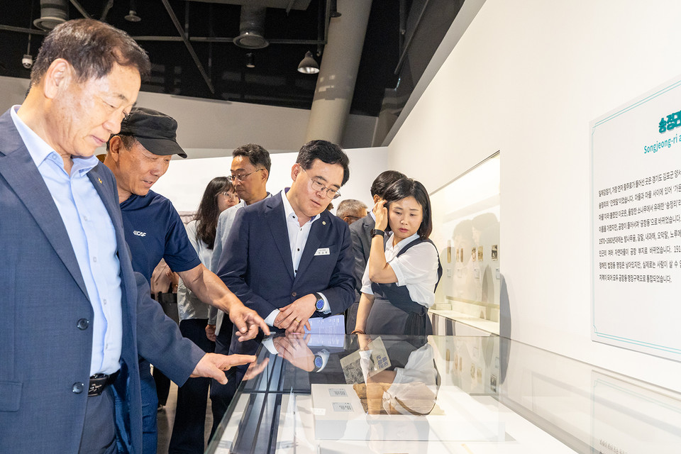 진교훈 서울 강서구청장(오른쪽 두 번째)이 국립항공박물관에서 ‘김포공항과 더불어 살아온 사람들’이라는 주제로 열린 ‘공항과 마을’ 특별전을 관람하고 있다.