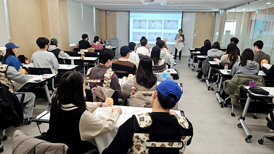 구로구 모자건강센터에서 예비부모를 위한 출산준비 강의가 진행되고 있다