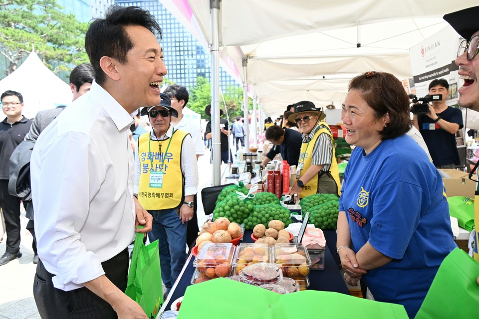 오세훈 서울시장이 17일(화) MBC 상암문화광장에서 열린 '산불피해지역 희망장터' 개장식에 참석해 산불피해농민과 대화하고 있다.