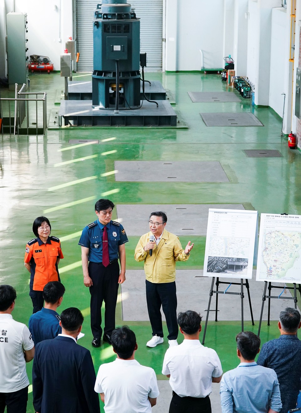 우기대비 합동점검에 참석한 류경기 중랑구청장과 관계자들의 모습