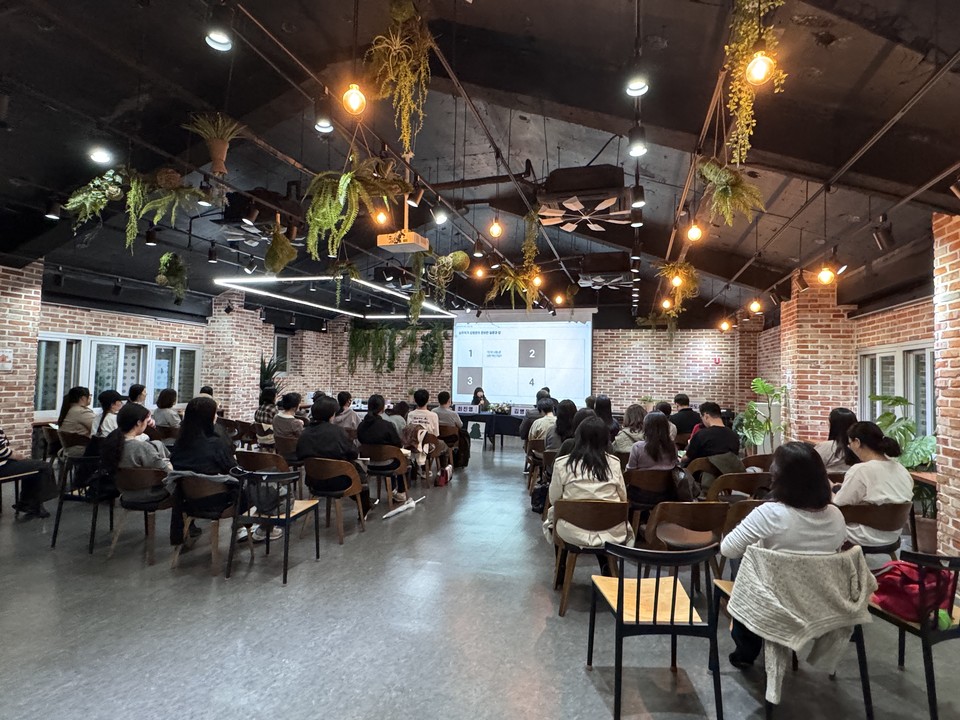 지난해 ‘상주작가 지원사업’ 운영기관 가온도서관을 찾은 이용자를 대상으로 문학산책 : 작가와의 대화를 진행하고 있다.