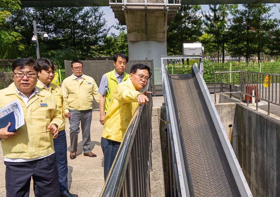 진교훈 서울 강서구청장(사진 가운데)이 지난 19일(목) 마곡빗물펌프장을 찾아 풍수해 대비 대응태세를 점검하고 있다.