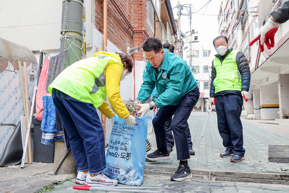 오언석 도봉구청장이 주민들과 함께 빗물받이를 청소하고 있다.