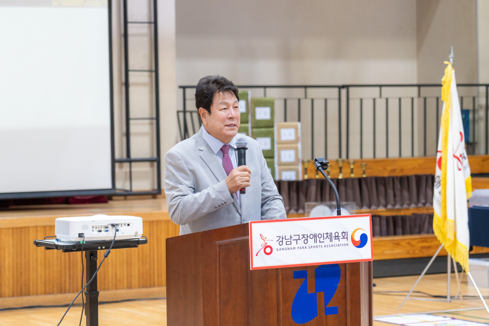 20일 강남스포츠센터 대체육관에서 열린 “제3회 강남구청장배 어울림 체육대회 개회식”에서 이호귀 의장이 축사를 하고 있다.