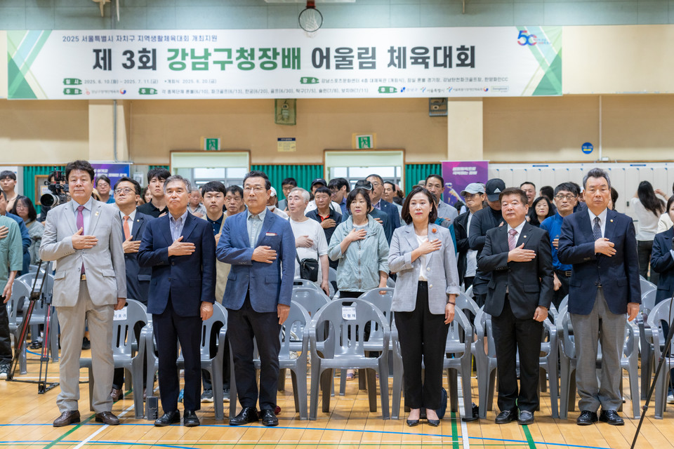 행사에 참석한 강남구의회 의원들(첫 번째 줄 좌측에서 1번째 이호귀 의장, 우측에서 2번째 이동호 운영위원장 )