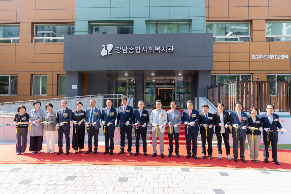 행사에 참석한 강남구의회 의원들(첫 번째 줄 좌측에서 8번째 이호귀 의장, 우측에서 5번째 이동호 운영위원장, 1번째 강을석 행정안전위원장, 좌측에서 3번째 이도희 경제도시위원장, 5번째 김현정 복지문화위원장 )