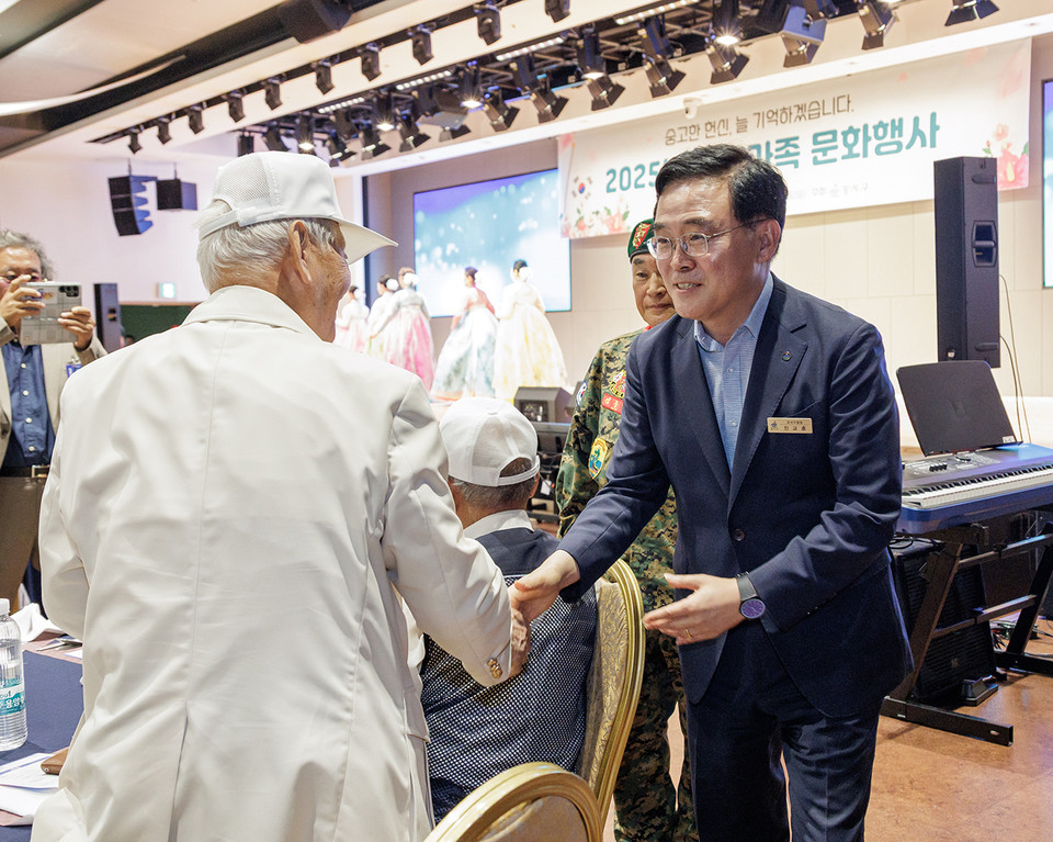 진교훈 서울 강서구청장(오른쪽)이 등촌동 예원교회에서 열린 ‘보훈가족 문화행사’에서 국가유공자 과 함께 기념촬영을 하고 있다.