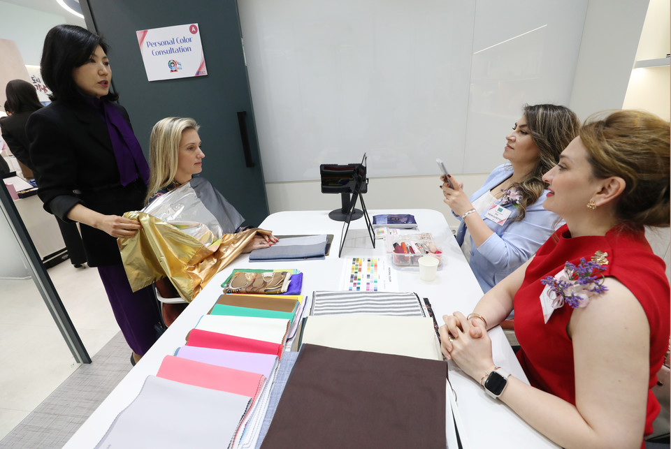 주한대사 부인들을 대상으로 강남메디컬투어센터에서 진행한 팸투어 현장