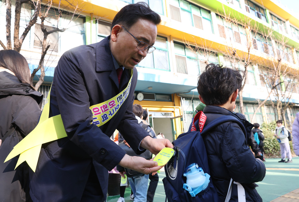어린이 교통안전 합동 캠페인을 진행하는 조성명 구청장