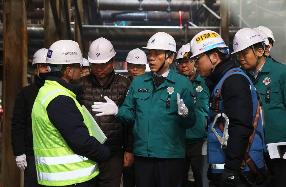 영동대로 복합개발 공사현장을 찾은 조성명 구청장
