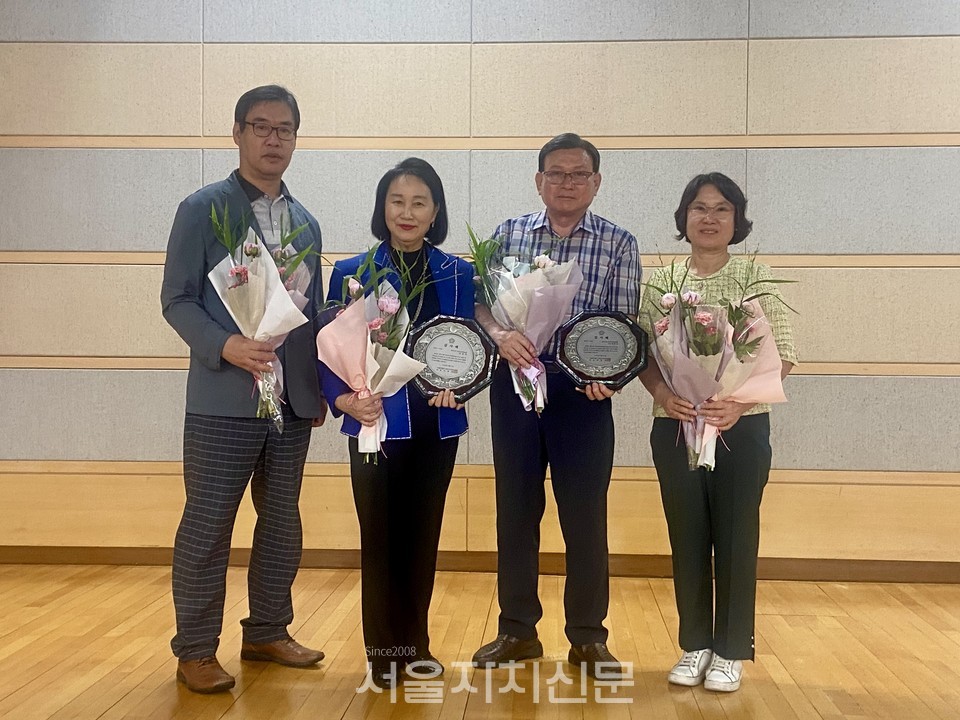 사진왼쪽부터 황경호 동장, 박장미 주민자치위원장, 장종석 고문, 노애자 강남구의원