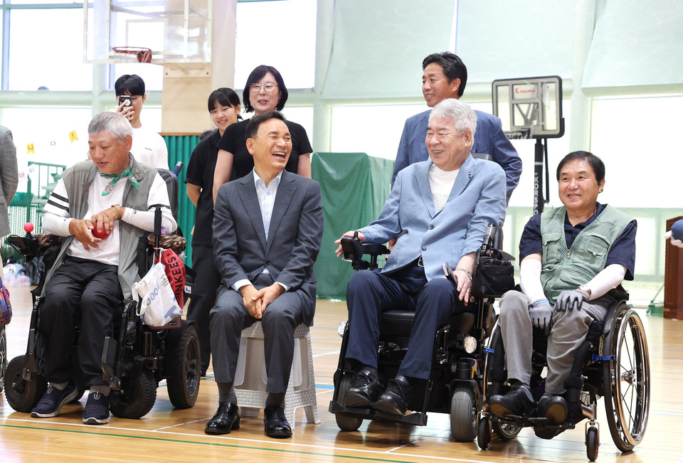 지난해 7월 1일 취임 2주년을 맞아 장애인 생활체육교실을 방문해 구민들과 소통하는 조성명 강남구청장