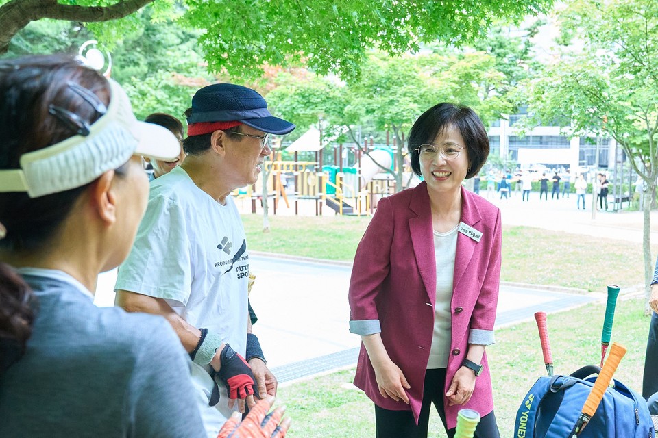 1일 성내하니공원에서 주민들과 인사를 나누고 있다