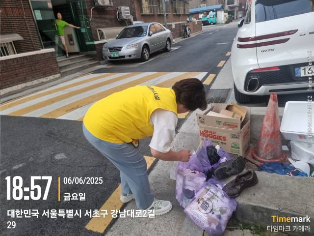 생활쓰레기 혼합배출 조사하시는 모습