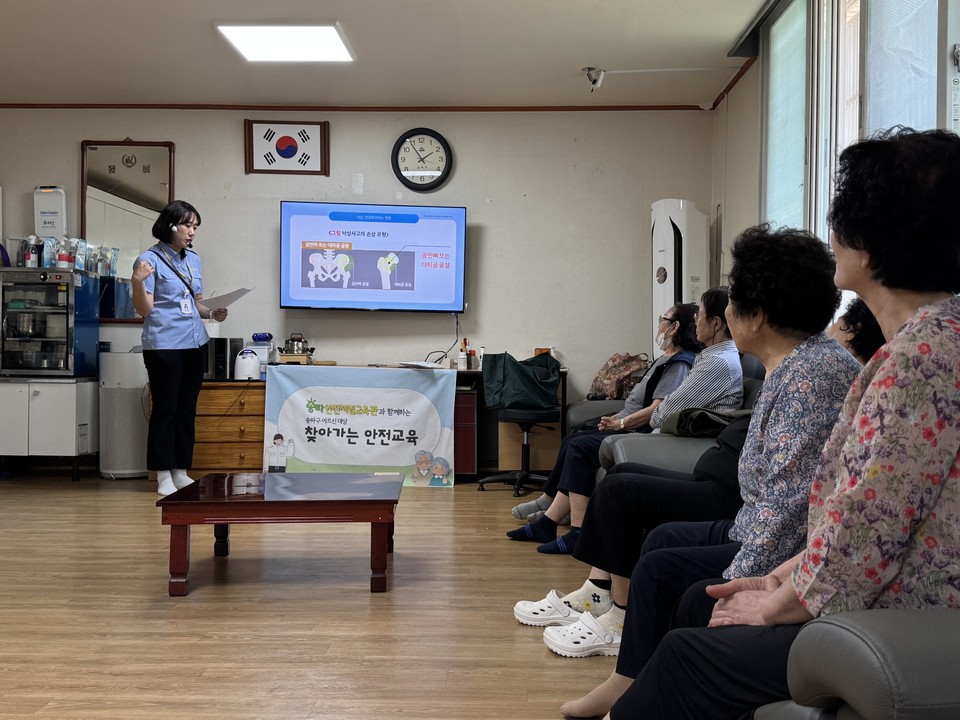 송파구가 경로당에서 진행한 ‘찾아가는 안전취약계층 안전교육’ 모습