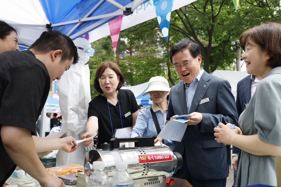 진교훈 서울 강서구청장(오른쪽 두 번째)이 강서구청 정문 앞에서 열린 ‘중증장애인생산품 홍보전시회’에 참석해 장애인생산품을 살펴보고 있다.