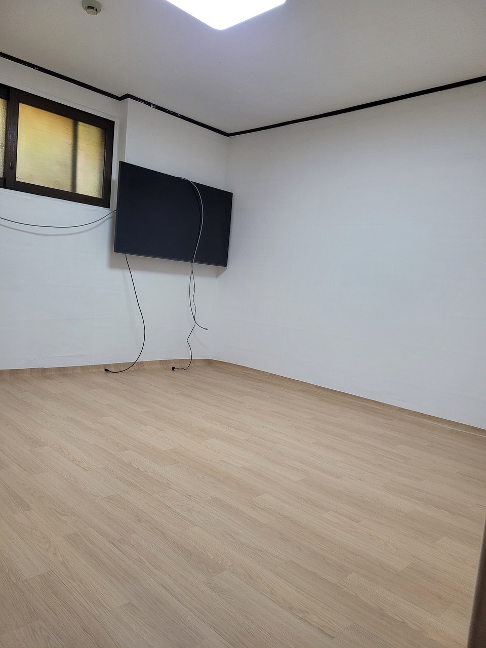 주거환경 개선 후 집안 모습과 기념 촬영