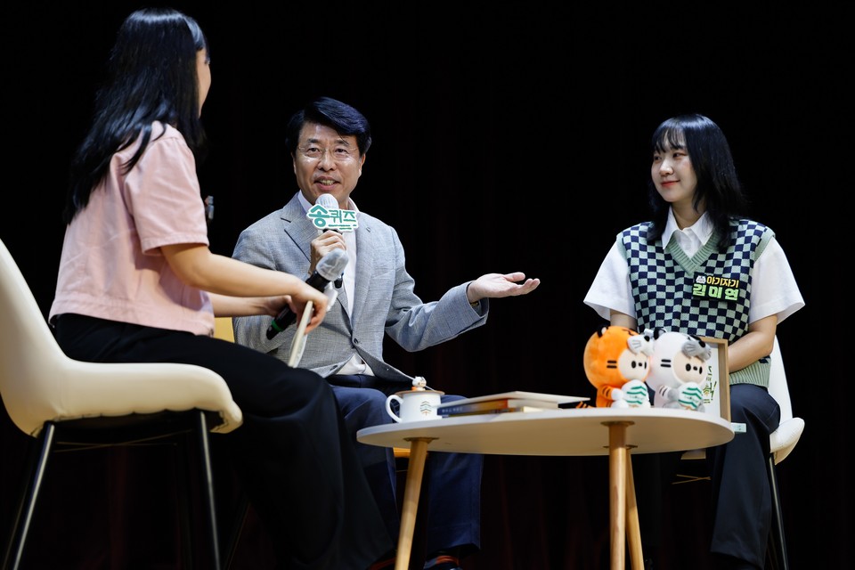 정례조례 ‘송퀴즈온더블럭’에서 이야기 나누는 서강석 구청장과 공무원들