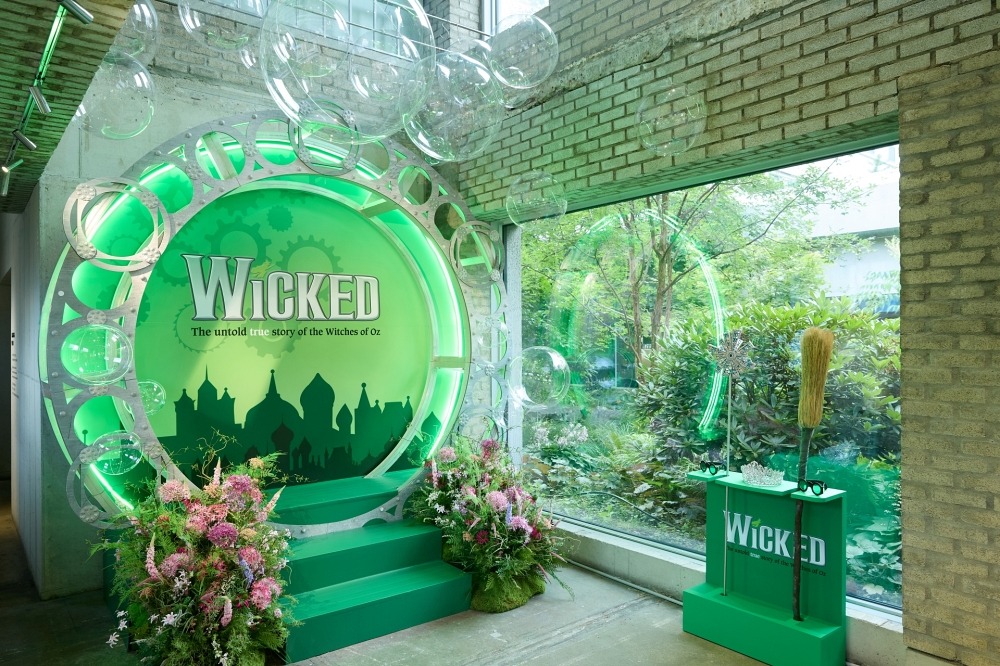 입구에서 관객들을 맞이하는 글린다의 버블머신 존. 작품 속 오즈 시민들 앞에 수천 개의 비눗방울과 함께 버블 머신을 타고 등장하는 글린다의  오프닝 장면에서 영감을 받은 테마 존이다. 엘파바와 글린다의 소품을 활용해서 사진을 촬영할 수 있다.