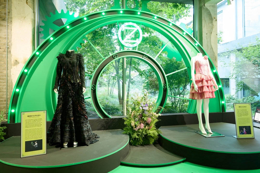 오즈모폴리탄 존. 토니상, 드라마데스크상 등 유수의 어워드에서 의상 디자인상을 받은 '위키드'의 실제 공연 의상이 전시되어 있다. 강력한 마녀로 변신한 엘파바의 드레스와 글린다의 ‘파퓰러’ 드레스를 가까이서 볼 수 있다.