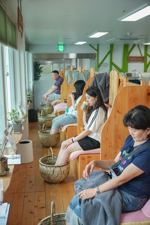 원광대 한방병원에서 한방치료와 힐링 프로그램으로 힐링과 치유의 시간을 가지고 있는 참가자들