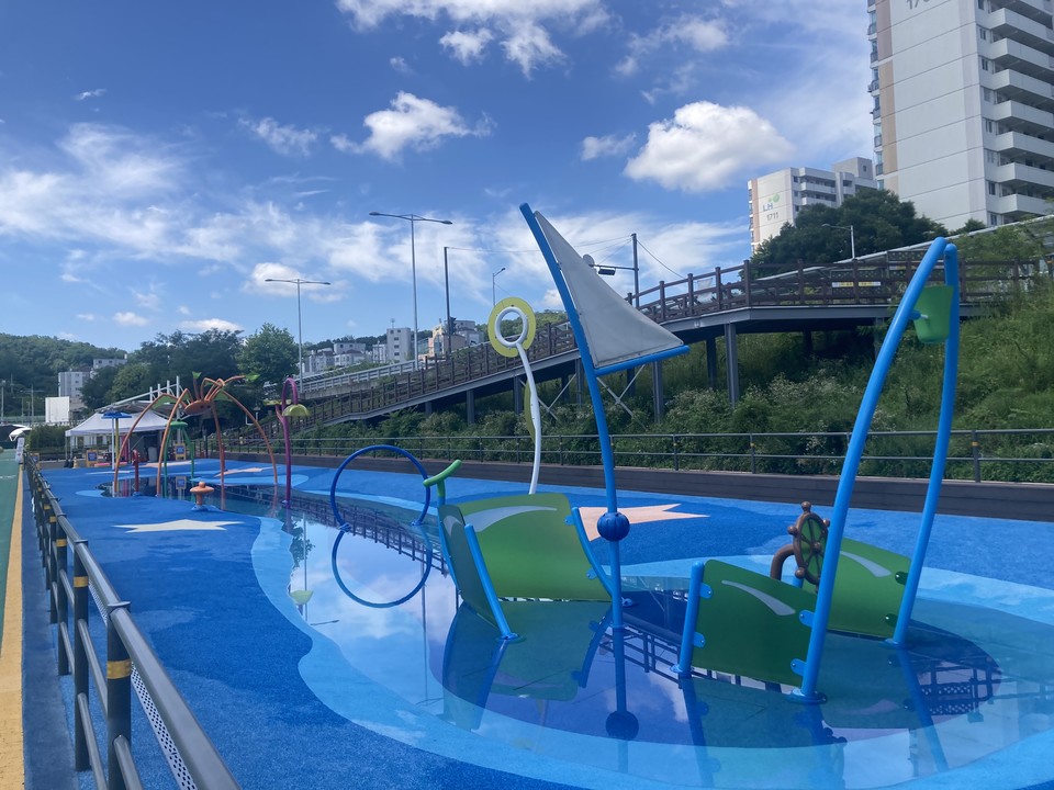 도봉구 녹천교 하류 중랑천변 물놀이장