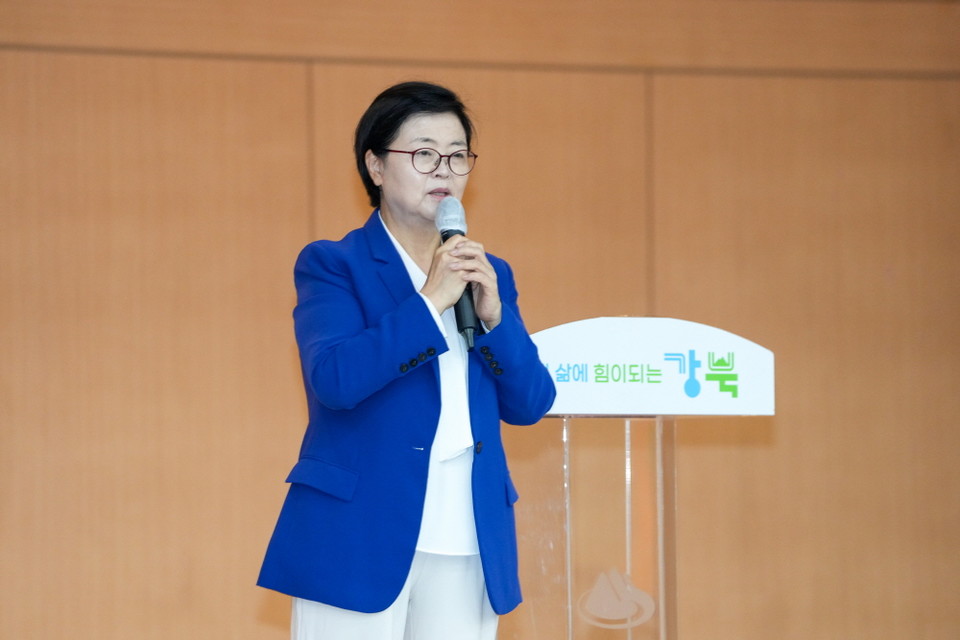 강북구청장이 지난 1일 진행된 강북구청 대강당에서 동행일자리사업 선발자 대상 안전보건 및 노동인권 교육에서 인사말을 하고 있다.