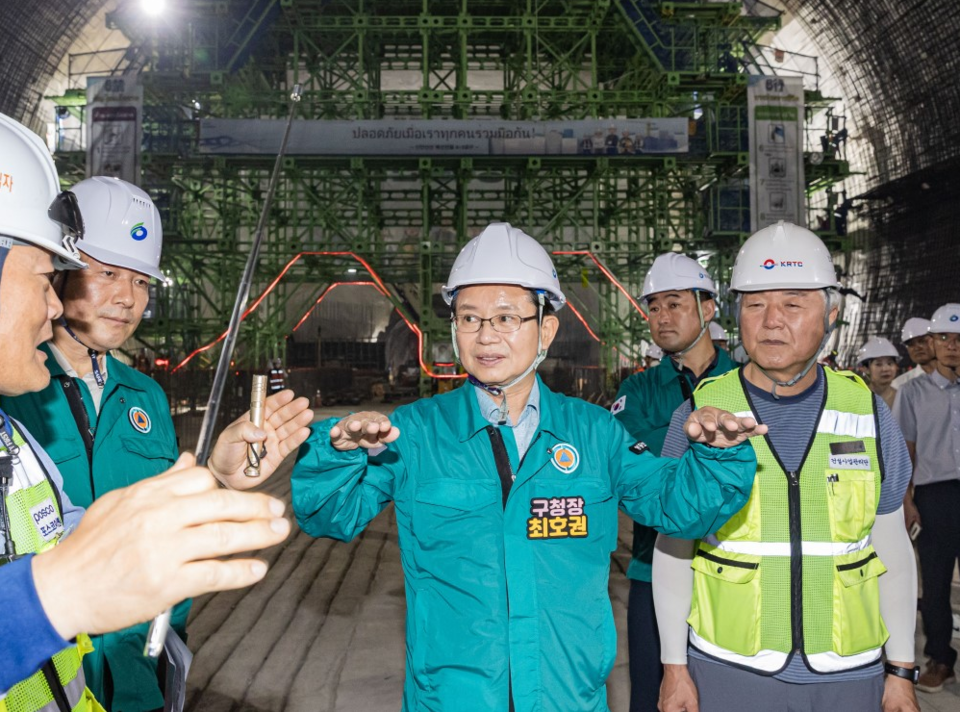 신안산선 지하 공사현장을 점검하고 있는 최호권 영등포구청장