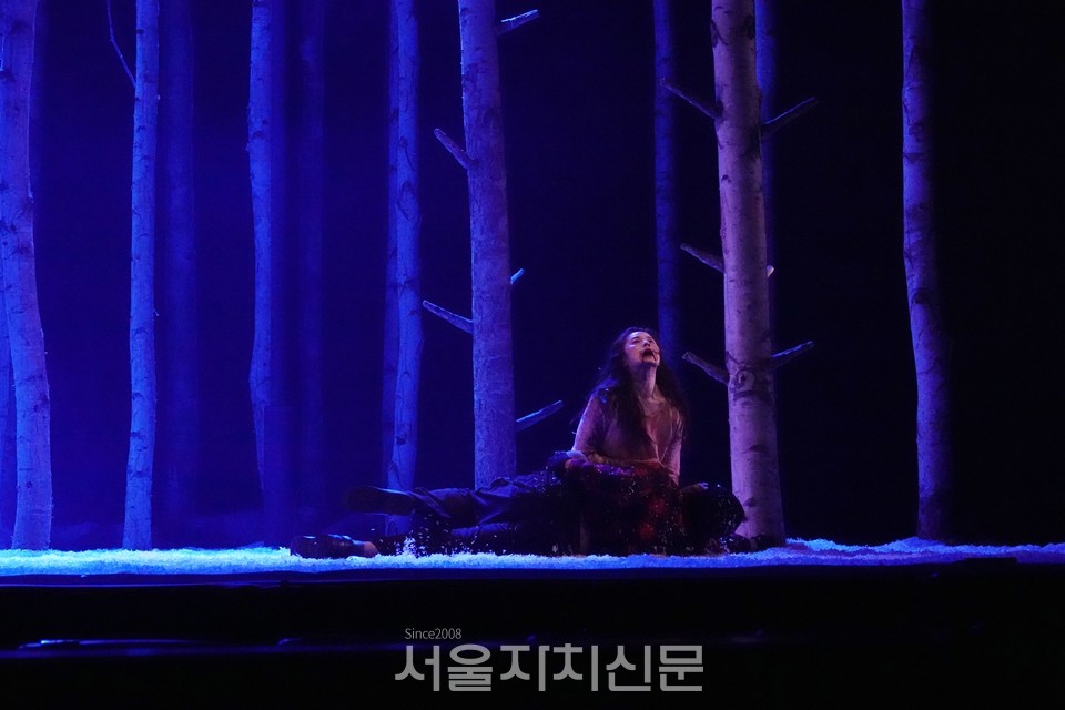 8일 국립극장에서 열린 연극 렛미인 프레스콜 주요 시연장면 1