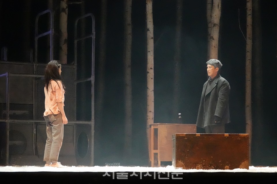 8일 국립극장에서 열린 연극 렛미인 프레스콜 주요 시연장면 8​