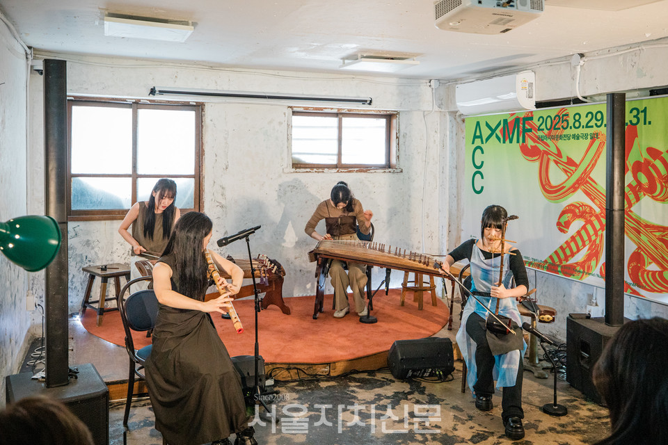 가야금, 거문고, 해금으로 구성된 현악 트리오 '힐금'