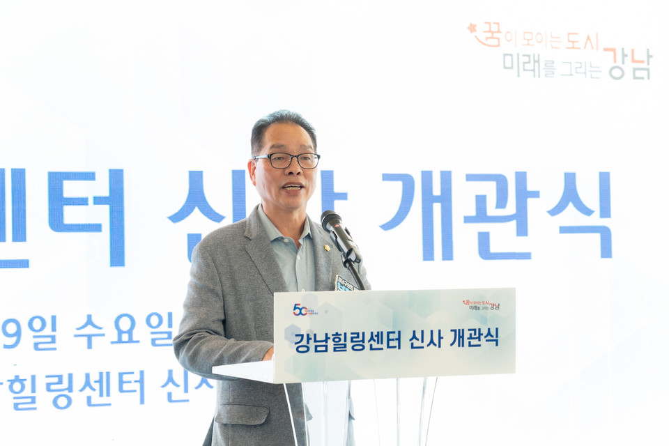 지난 9일 “강남힐링센터 신사 개관식”에서 복진경 부의장이 축사를 하고 있다.