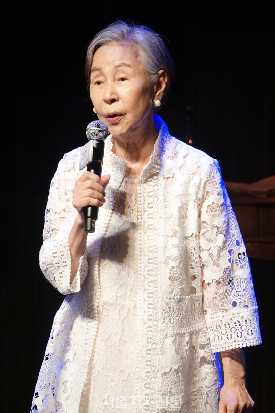 연극 '사의 찬미' 프레스콜 진행을 맡은 배우 손숙