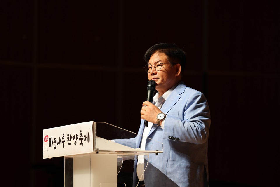박강수 마포구청장이 2025년 7월 13일 열린 제2회 마포나루 찬양축제에서 인사하고 있다