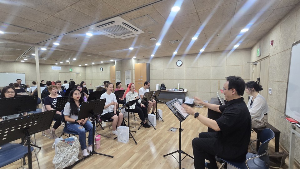 연습 중인 강남구 외국인 합창단