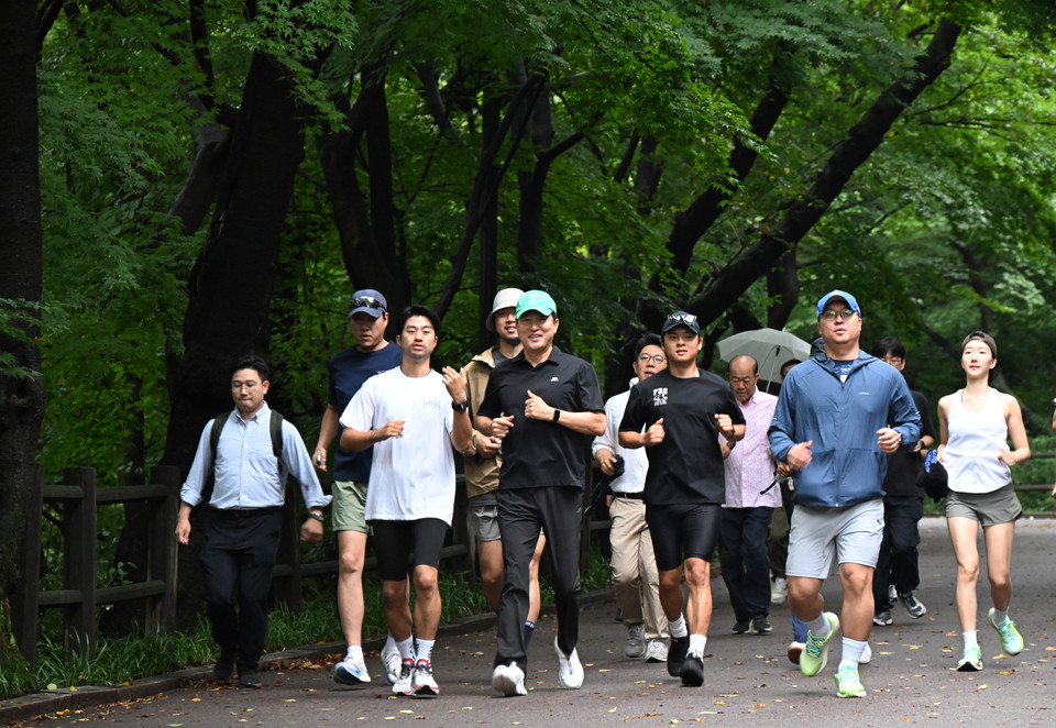 오세훈 서울시장이 '아침현장소통' 첫 날인 15일(화) 오전 시민과 함께 남산 북측순환로를 달리고 있다. 오 시장은 이날 국립극장~중부공원여가센터 2km 구간을 달리고 남산 샤워장을 점검했다.