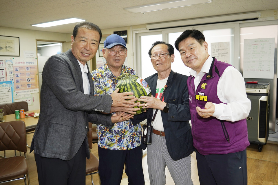 지난 15일 답십리3동 경로당에서 도진환 전 자유총연맹회 동대문구지회장(사진 왼쪽에서 첫 번째)이 수박을 전달하고 있다.