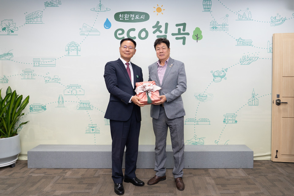 지난 15일 강남구의회 이호귀 의장과 칠곡군의회 이상승 의장이 친선결연을 위한 기념품을 주고 받고 있다.(우측 이호귀 의장, 좌측 이상승 의장)