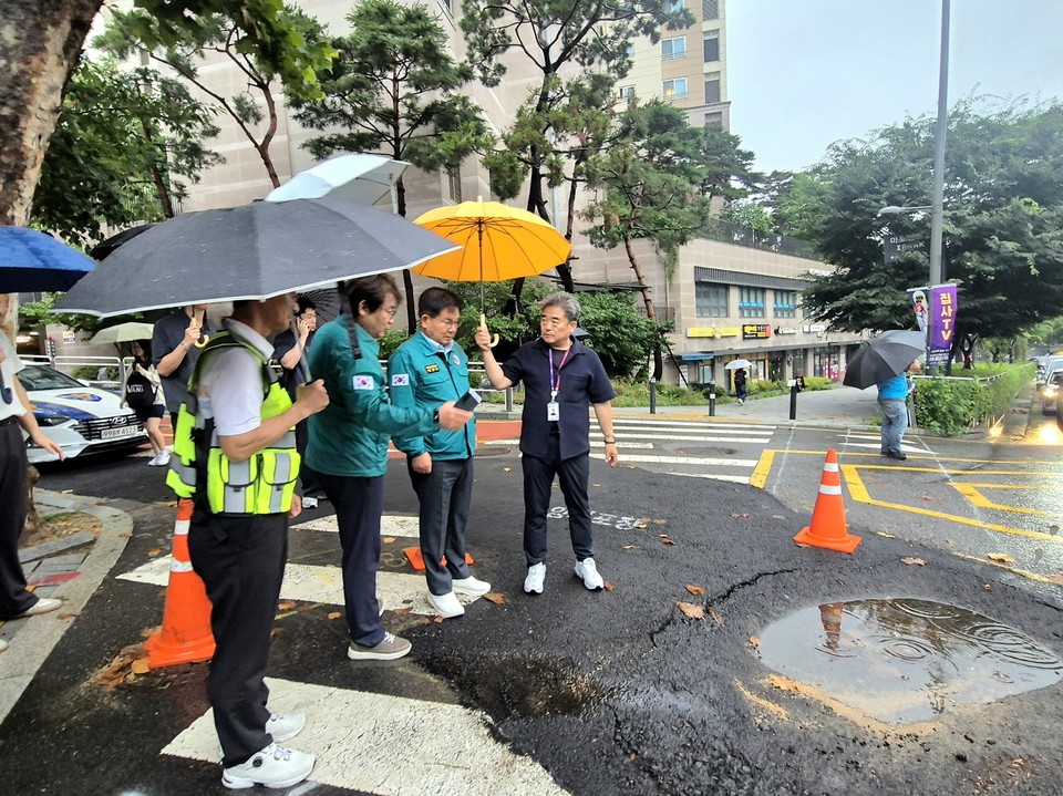 마포대로 262 인근 도로 침하 현장을 찾은 박강수 마포구청장