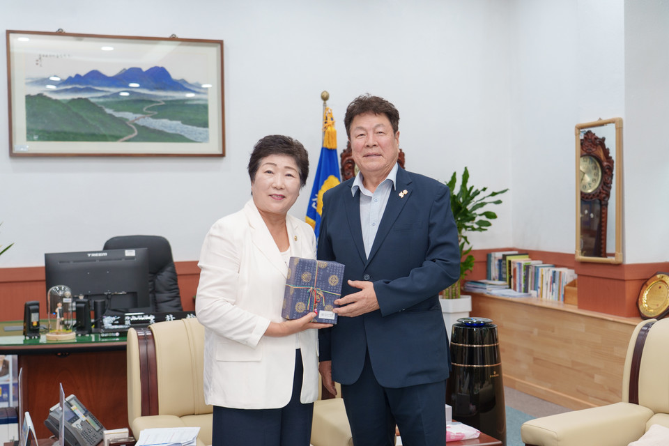18일 강남구의회 이호귀 의장과 진도군의회 박금례 의장이 교류를 기념하는 기념품을 주고받고 있다.(우측 이호귀 의장, 좌측 박금례 의장 )