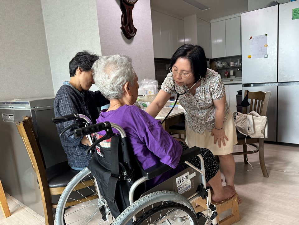 건강 취약계층 어르신을 살피는 보건소 관계자들의 모습