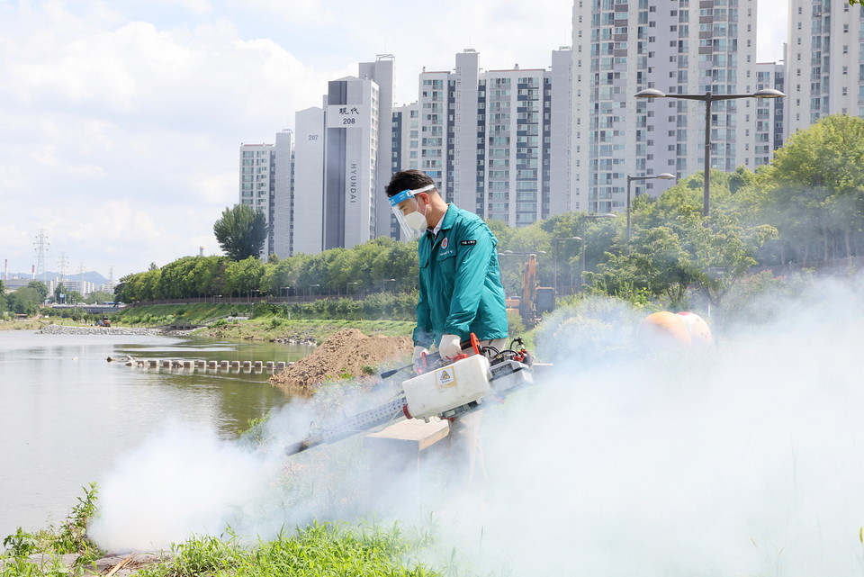 오언석 도봉구청장이 지난 20일 중랑천변 일대에서 방역소독을 하고 있다.