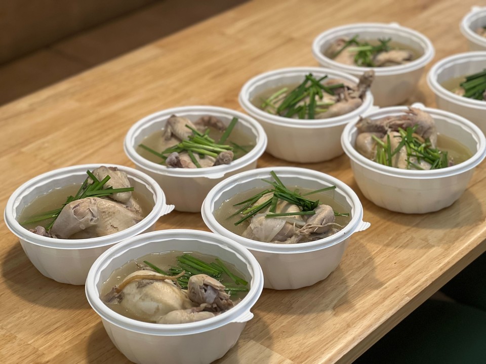 강남구 1인가구 커뮤니티센터 ‘복날은 간다’ 삼계탕 나눔 모습