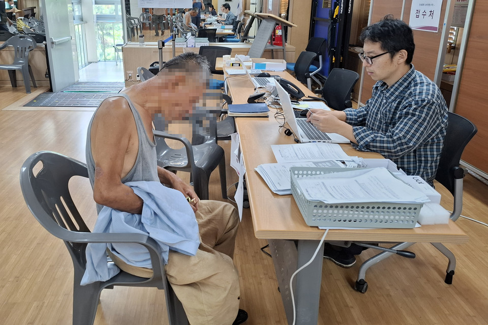 전농1동주민센터에서 거리노숙인이 민생회복 쿠폰 신청하는 모습